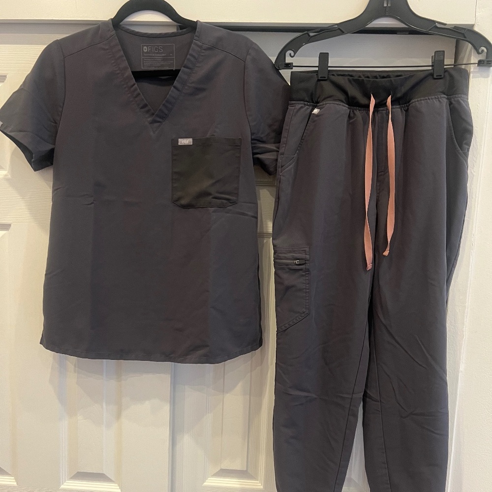 FIGS Women’s Catarina top and Zamora jogger pants charcoal size medium